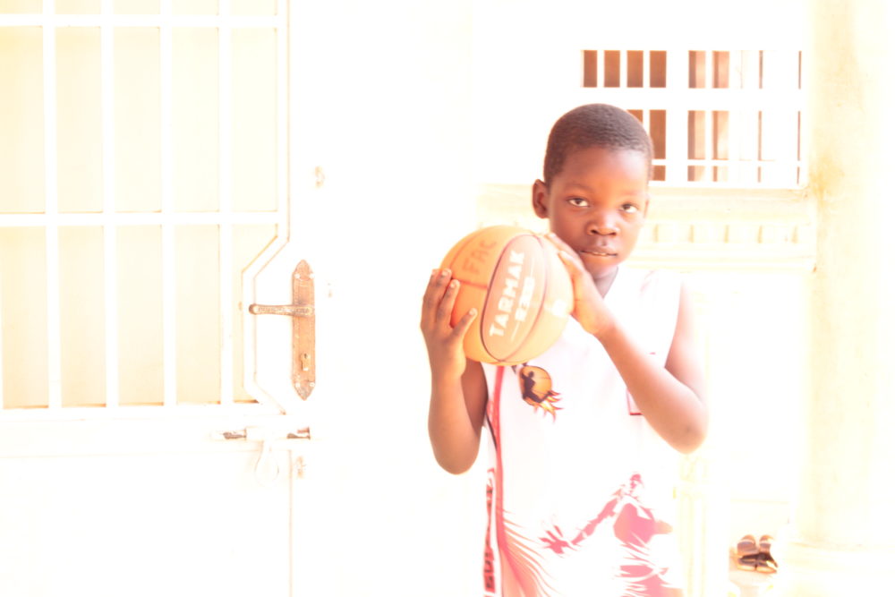 Enfant avec un ballon de basket