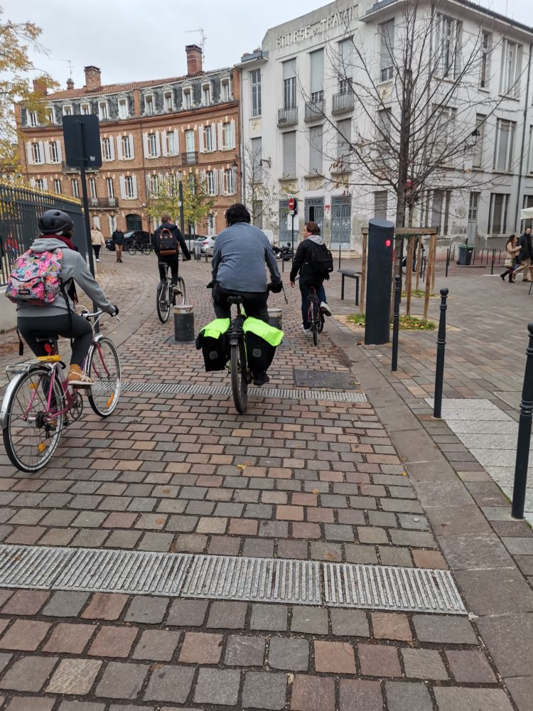 Les cyclistes pédalent dans les rues