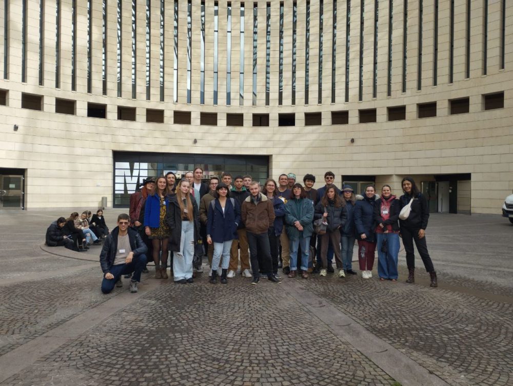 Photo de groupe devant le musée d'art moderne