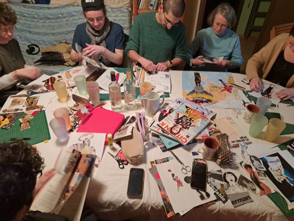 Photo des participants en plein atelier collage, des revues éparpillées partout sur la table
