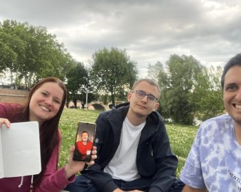 Photo des participants dans le parc, de gauche à droite, Maureen, Emma, Loup et Michaël Boris, dans le téléphone d'Emma, Théophile à distance.
