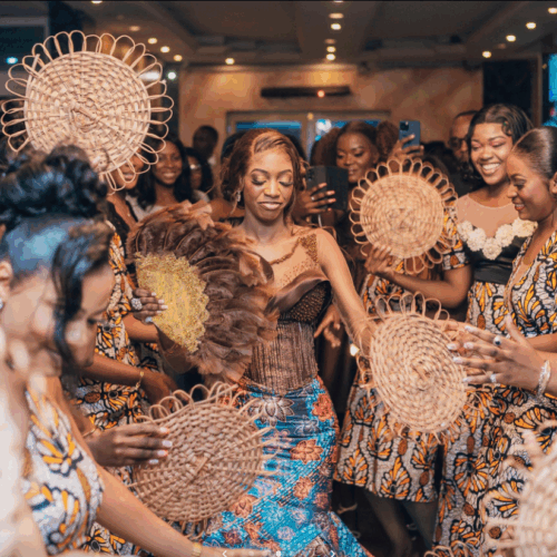 Suzi verkas! Tradicia edziĝo en Goma